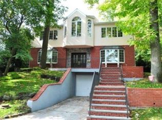 17 W Terrace Rd, Great Neck, NY 11021