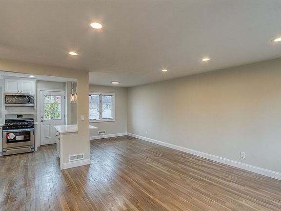 3rd image of 22 W 16th St