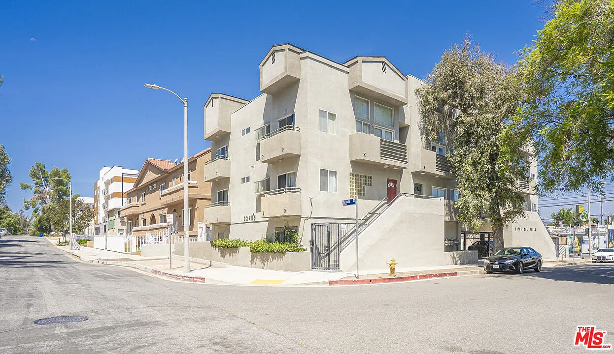 2 bed, 2.0 bath, 898 sqft, $2,950 — Photo 2