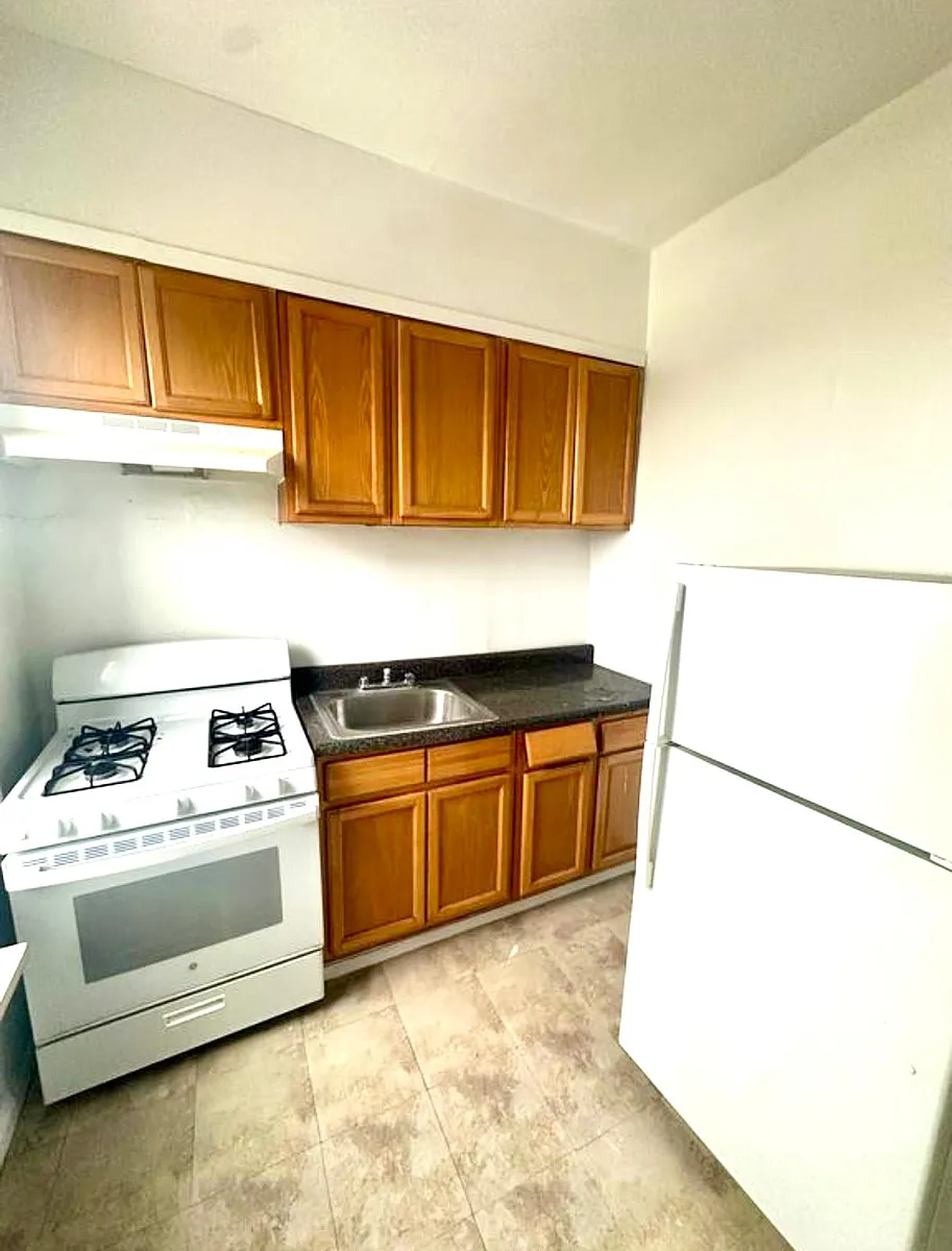 Building Photo - 1283 Castle Hill Ave #2
