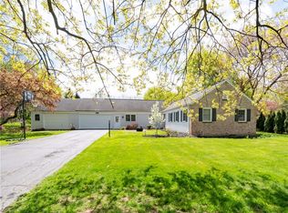 5 Cricket Hill Dr, Pittsford, NY 14534