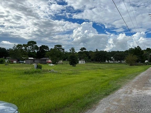 3rd image of 1952 E Circle Dr S