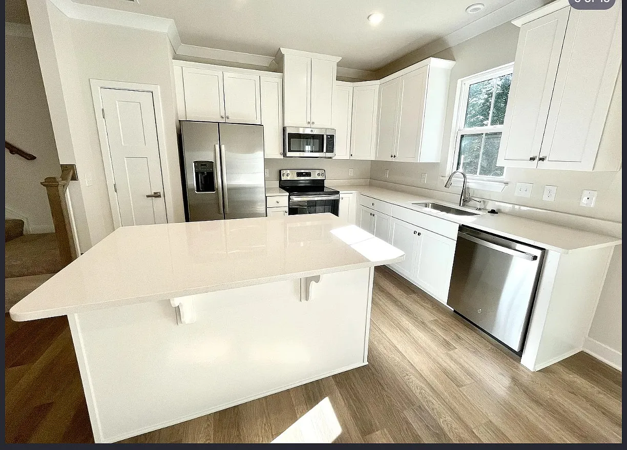 53 Connaught Court - 1 — Photo 3