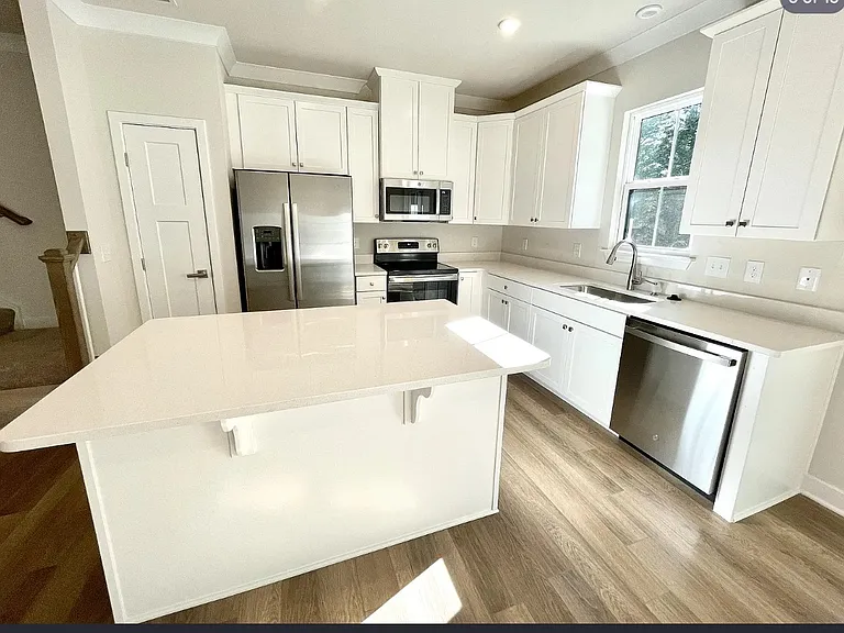 53 Connaught Ct — Photo 3