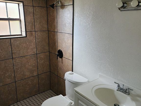 4th image of 540 Loomis Ave Unit 1