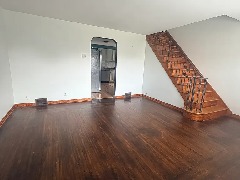 265 University Ave — Photo 2