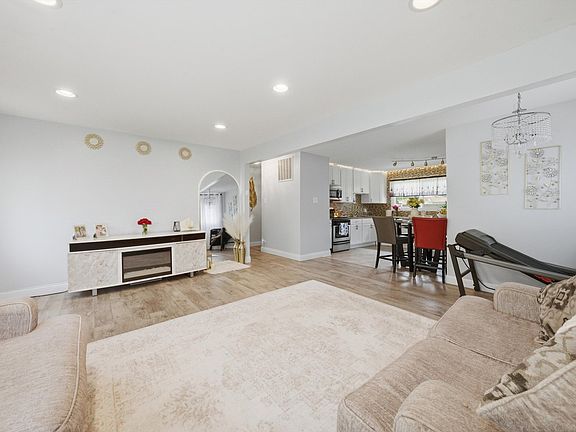 4th image of 17242 Community St