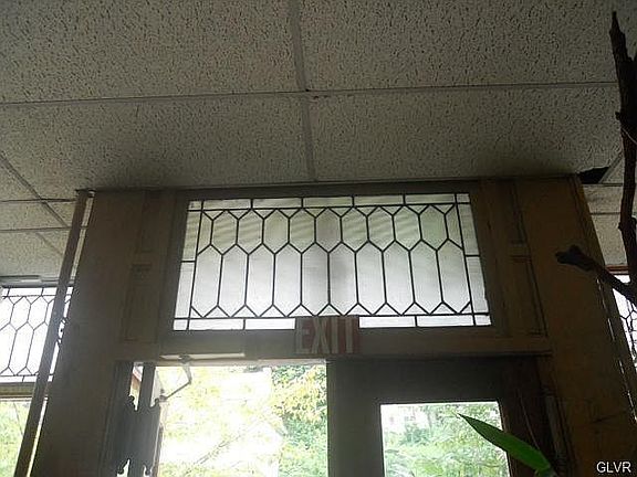 5th image of 715 Northampton St