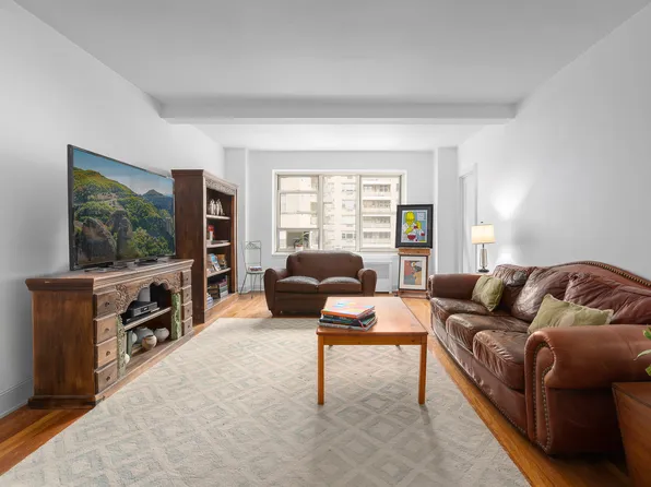 400 East 52nd Street 7A image 2 of 8