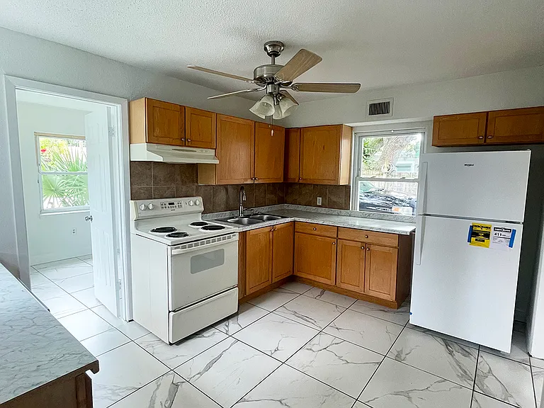 2154 Henry St NE — Photo 10