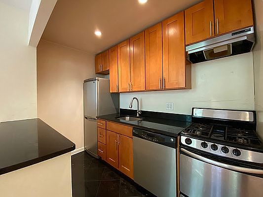 5th image of 7 W 87th St APT 2G