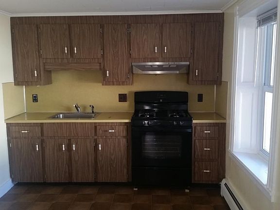 4th image of 18 Linden Pl #1