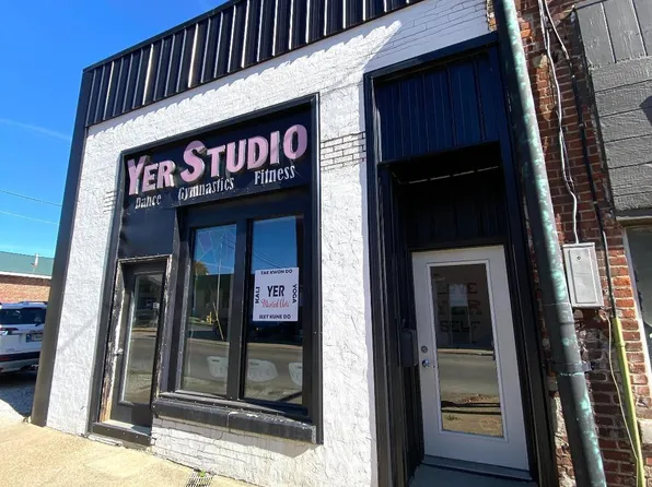 23 N Washington St, Bloomfield, IN 47424