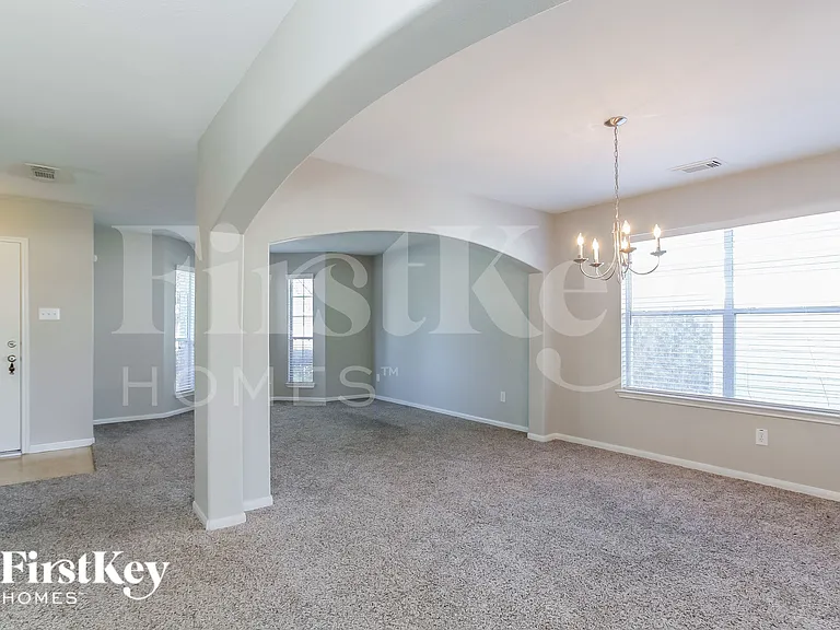 2811 Long Grove Ln — Photo 3