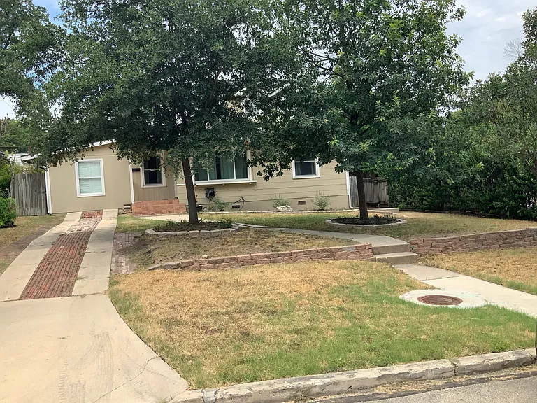 431 Irvington Dr — Photo 3