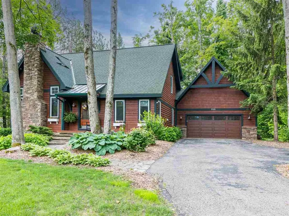 235 Meadow Wood Dr, Harbor Springs, MI 49740