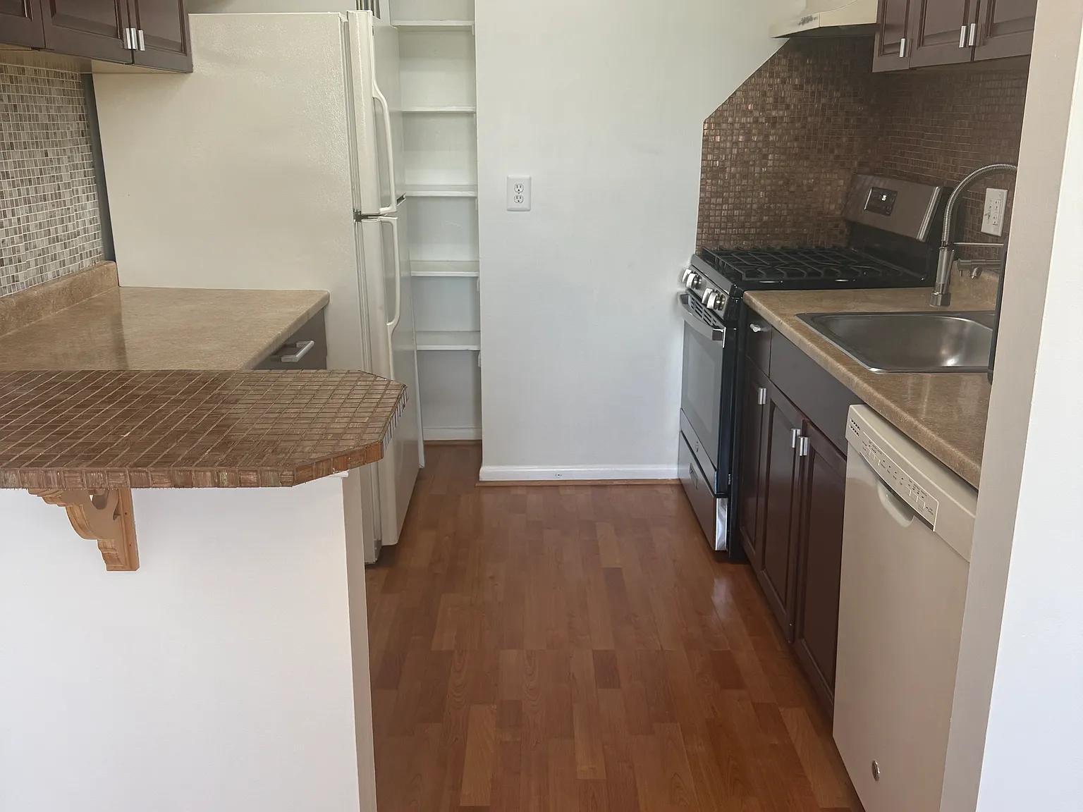 2 bed, 959 sqft, $2,400 — Photo 3