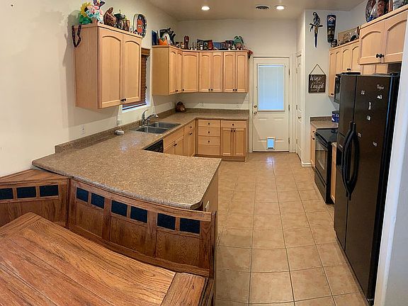 3rd image of 608 Bishop Ln