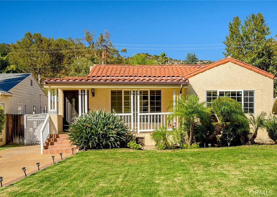 2225 E Glenoaks Blvd