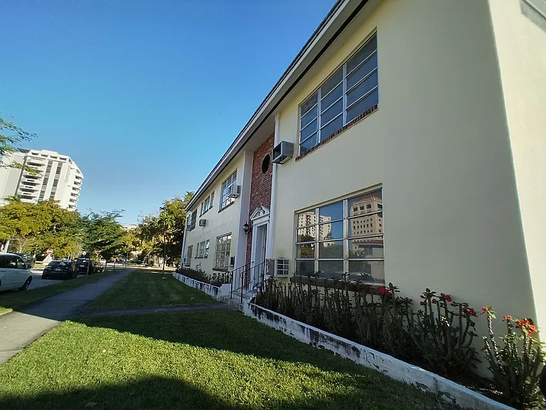 1000 E Ponce De Leon Blvd — Photo 16