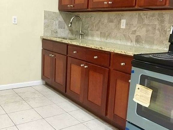 4th image of 1103 Hoe Ave #2F