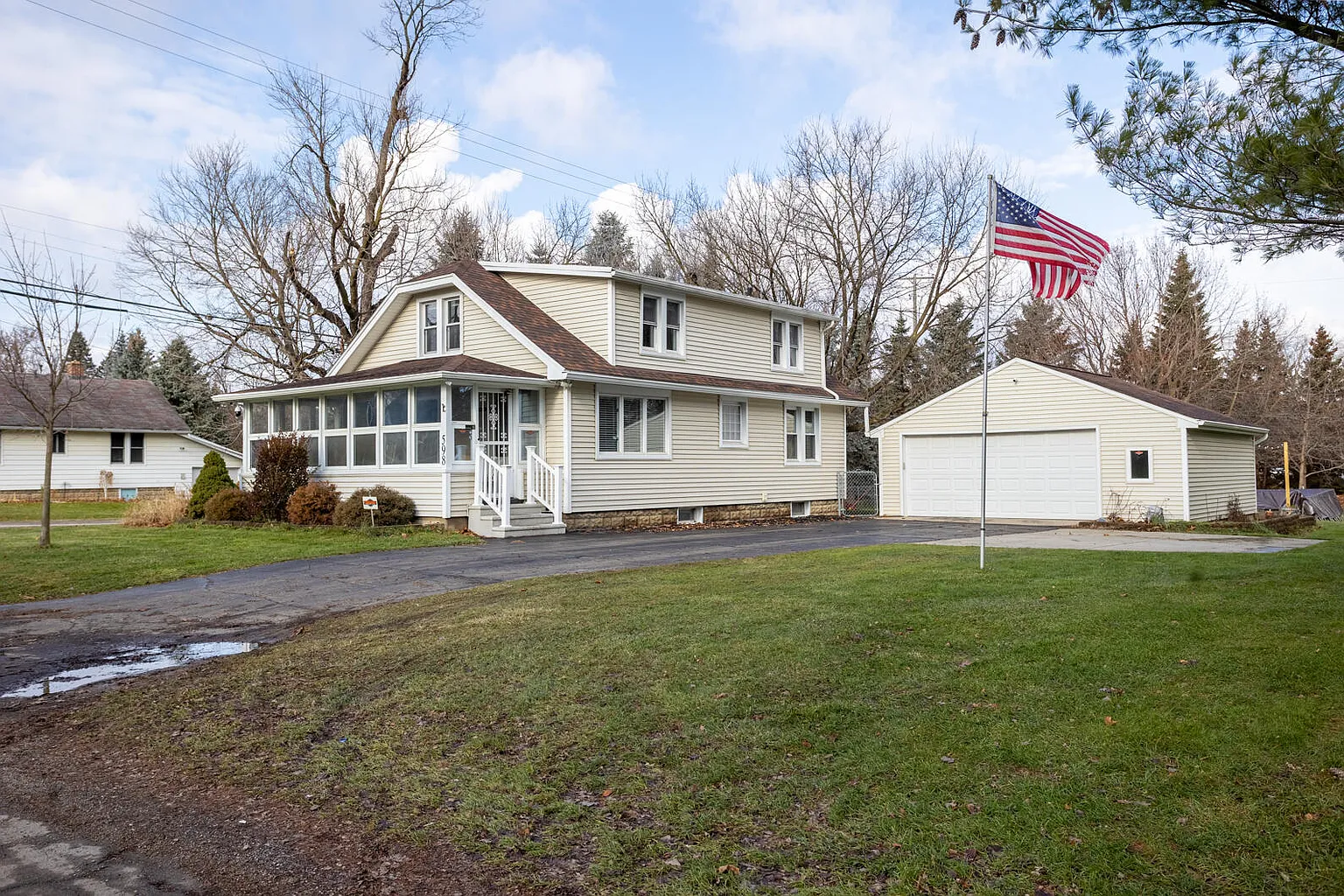 598 Royal Dr photo 1