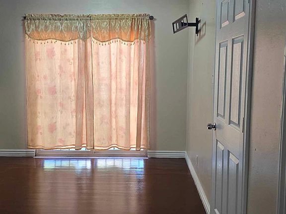 3rd image of 2801 Madeira Dr NE