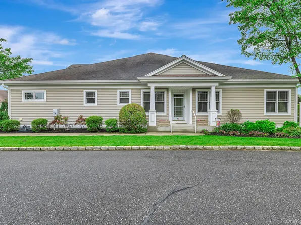 45 Oak Run, Stony Brook, NY 11790