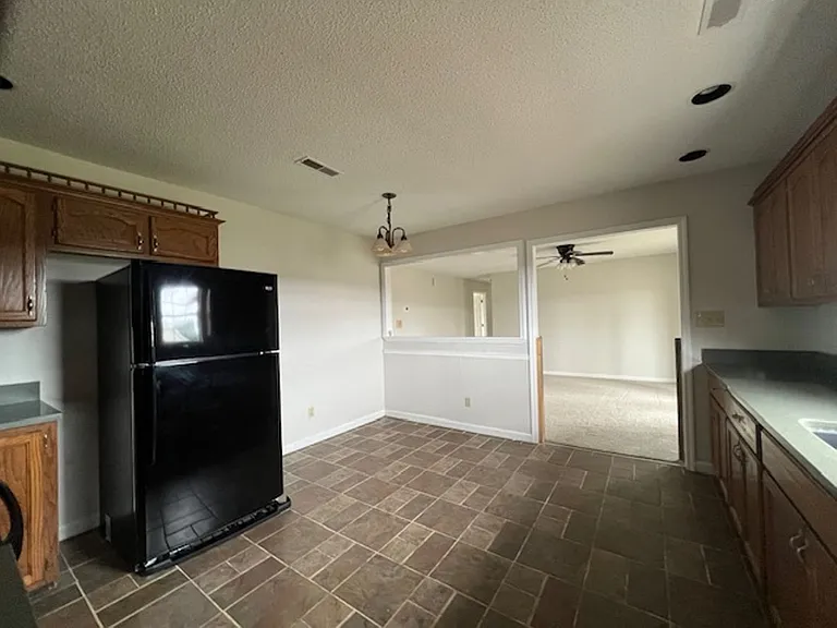 1403 Broadview Cir — Photo 6