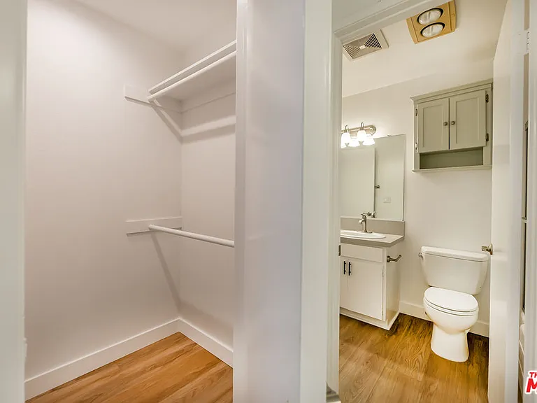 22135 Burbank Blvd #4 — Photo 29