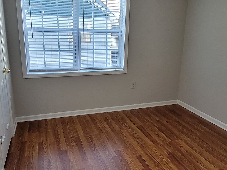 2 Beautiful Windows in this room