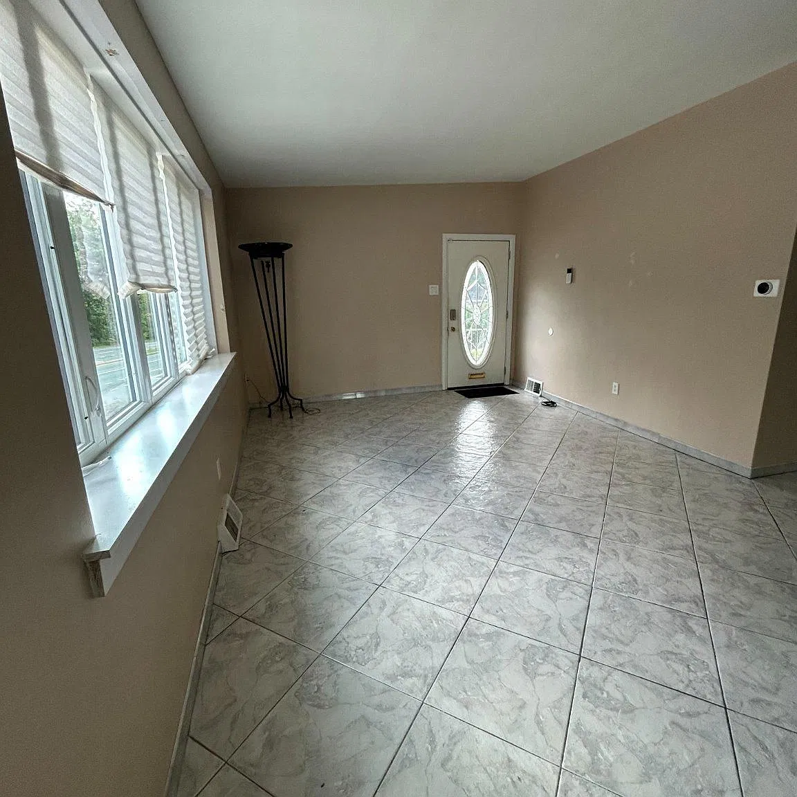 5 bed, 2.0 bath, 2220 sqft, $2,700 — Photo 3
