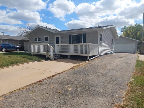 1021 Kathey Dr, Maquoketa, IA 52060