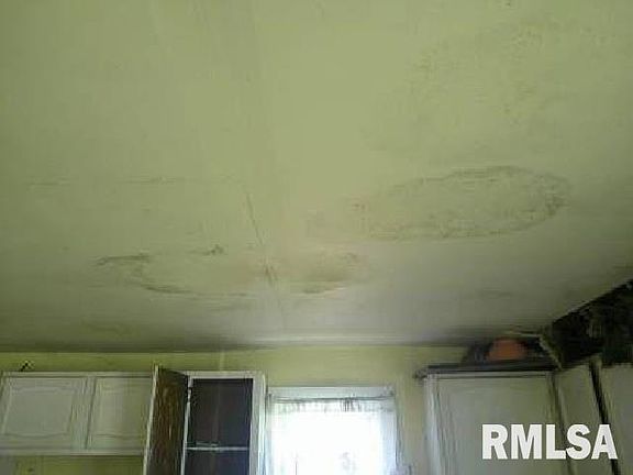 5th image of 920 E Elm St