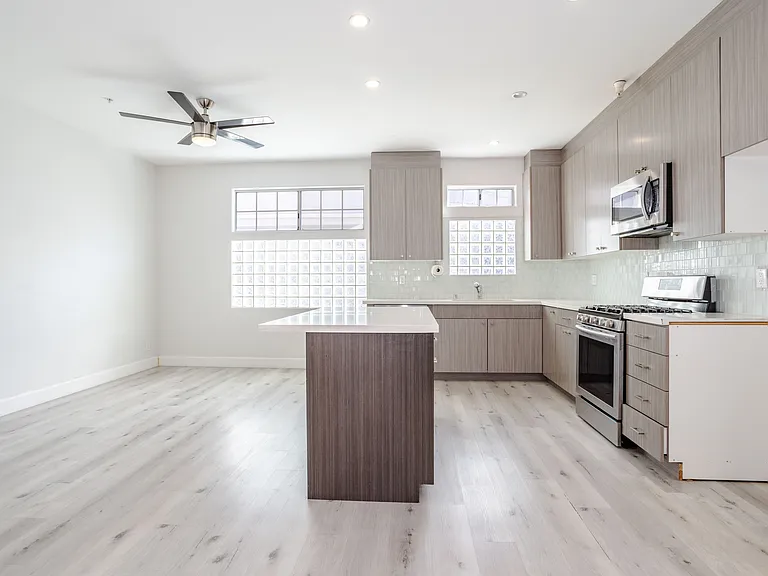 18347 Saticoy St #28 — Photo 2