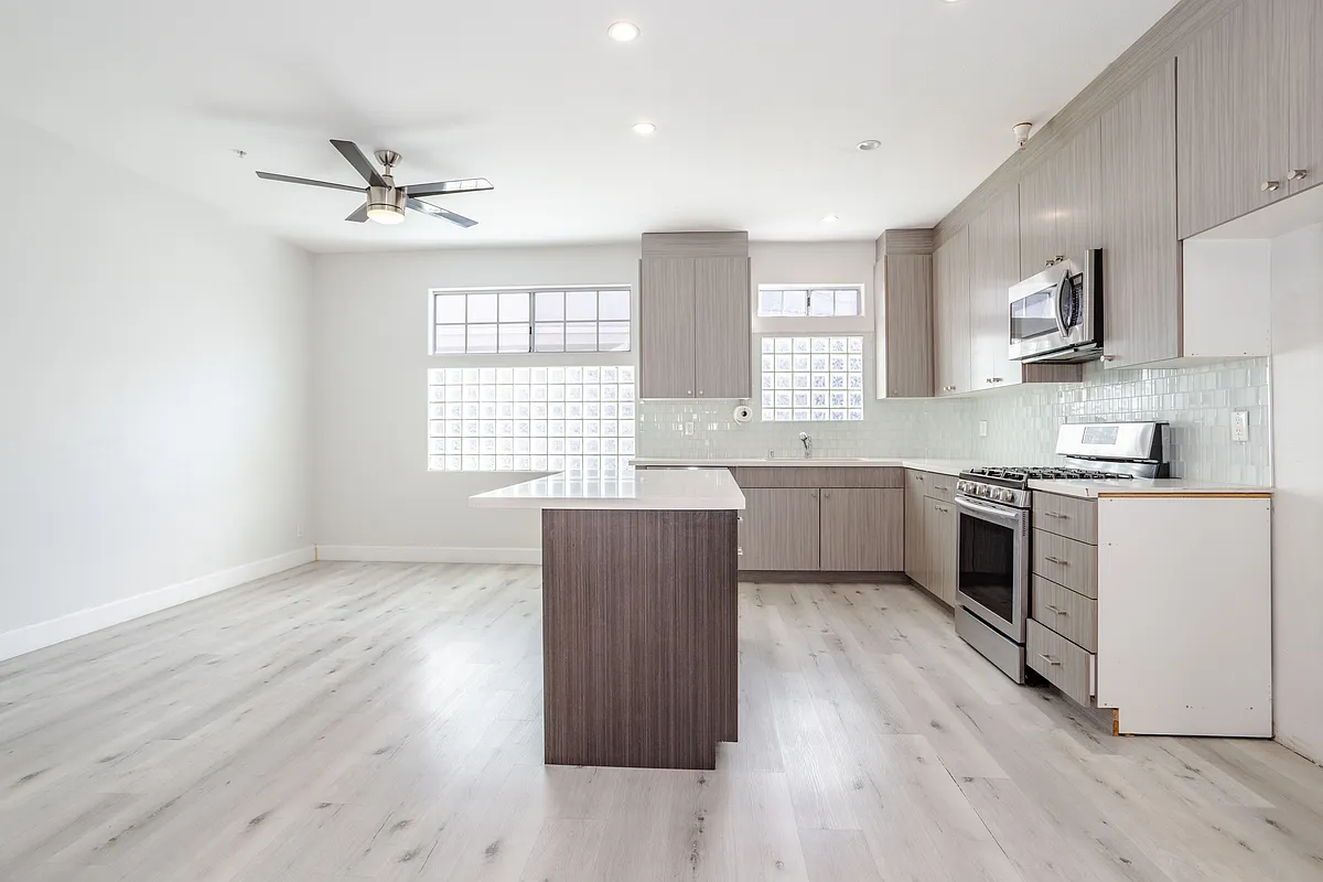 Building Photo - 18347 Saticoy St #28