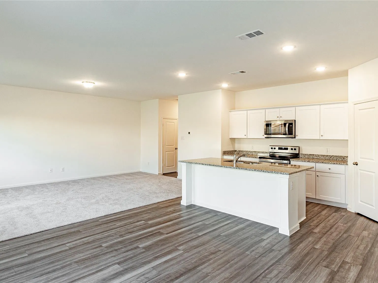 4 bed, 2260 sqft, $2,290 — Photo 4