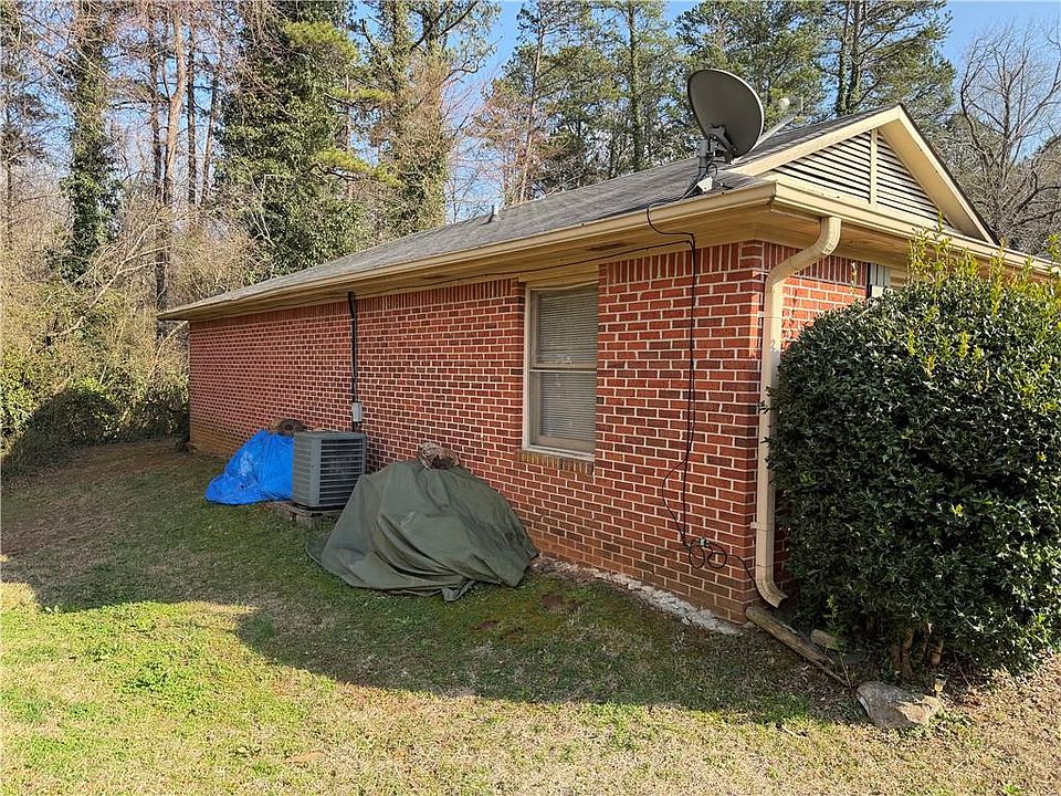 2nd image of 1628 Riverside Trl NE