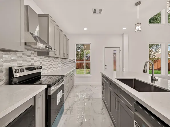 2111 Pinecreek Pass Ln, Katy, TX 77449