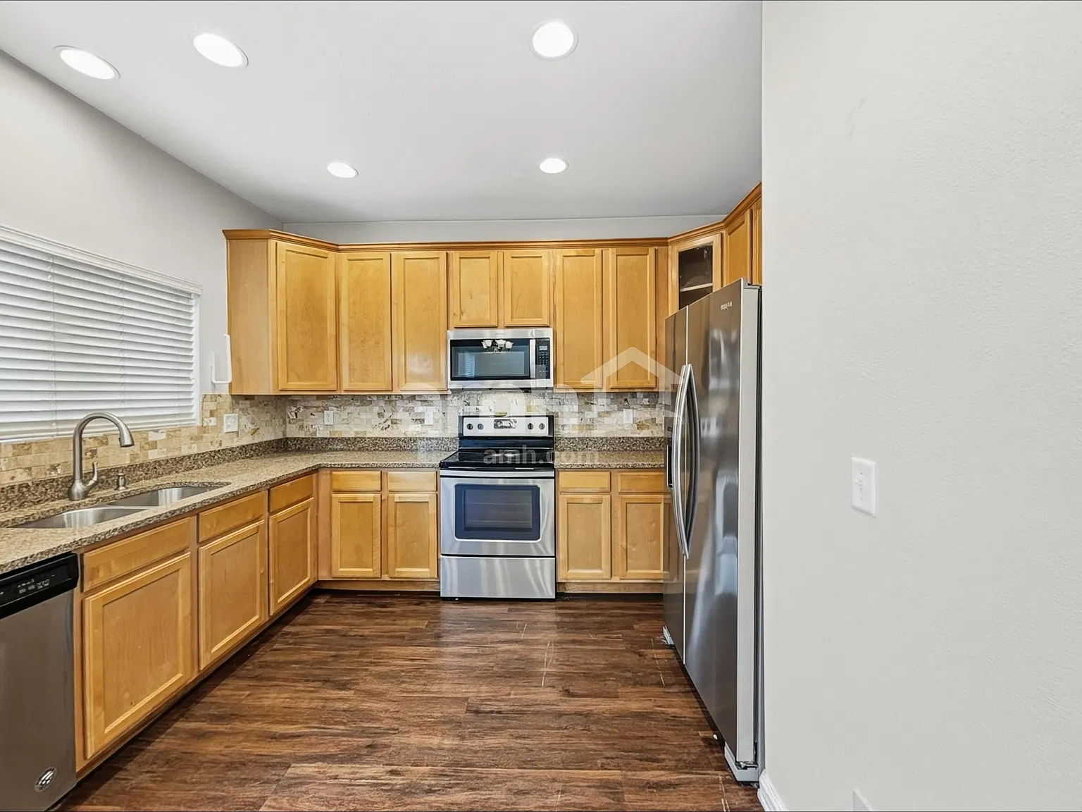 3 bed, 2.5 bath, 1421 sqft, $2,525 — Photo 3