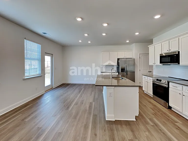 1032 Highland Walk — Photo 5