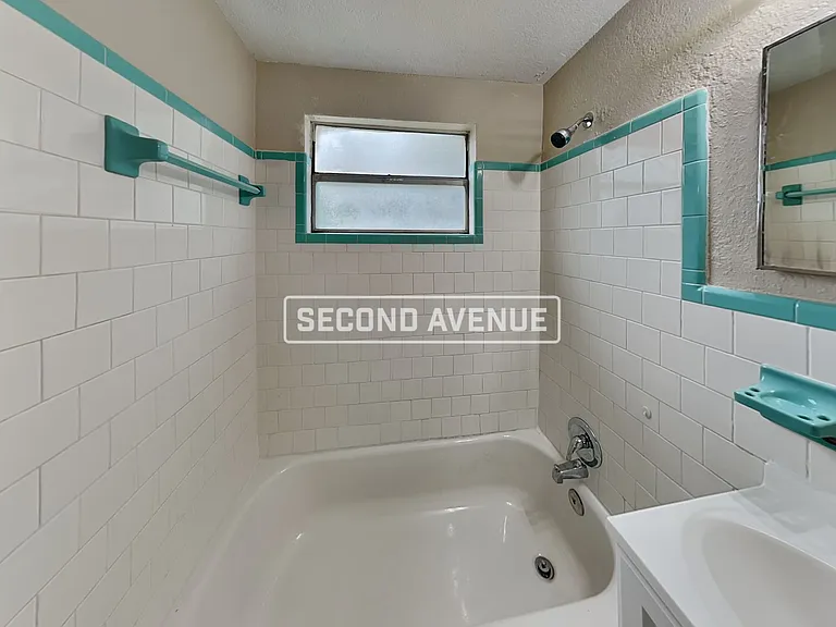 1740 N Myrtle Ave — Photo 9