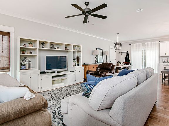 4th image of 379 Princeton Gdns