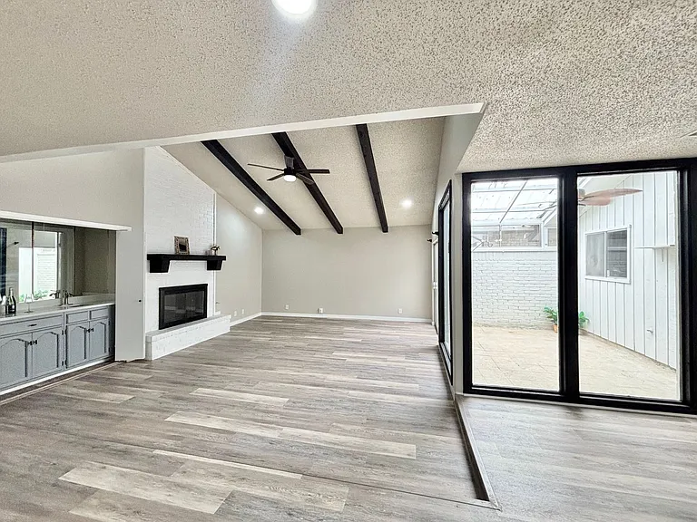 5202 Metcalf — Photo 4