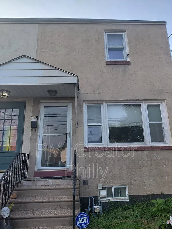 3 bed, 1.5 bath, 1230 sqft, $2,000 — Photo 1