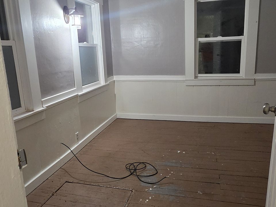 1st image of 52 W 32nd St