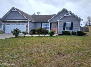 410 Bristol Ln, Hubert, NC 28539