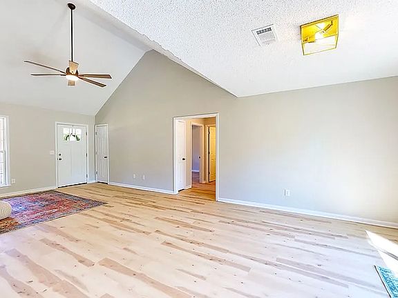 5th image of 131 Ruth St