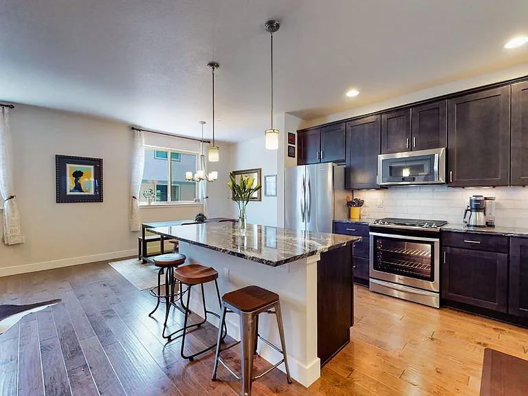 1061 Johnson Ln — Photo 2