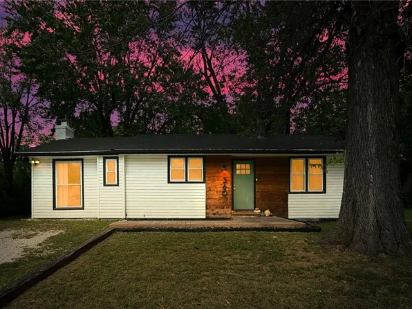 360 S Peculiar Dr, Peculiar, MO 64078